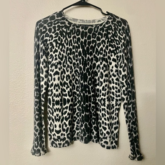 Banana Republic Sweaters - Banana Republic Gray Animal Print Knit